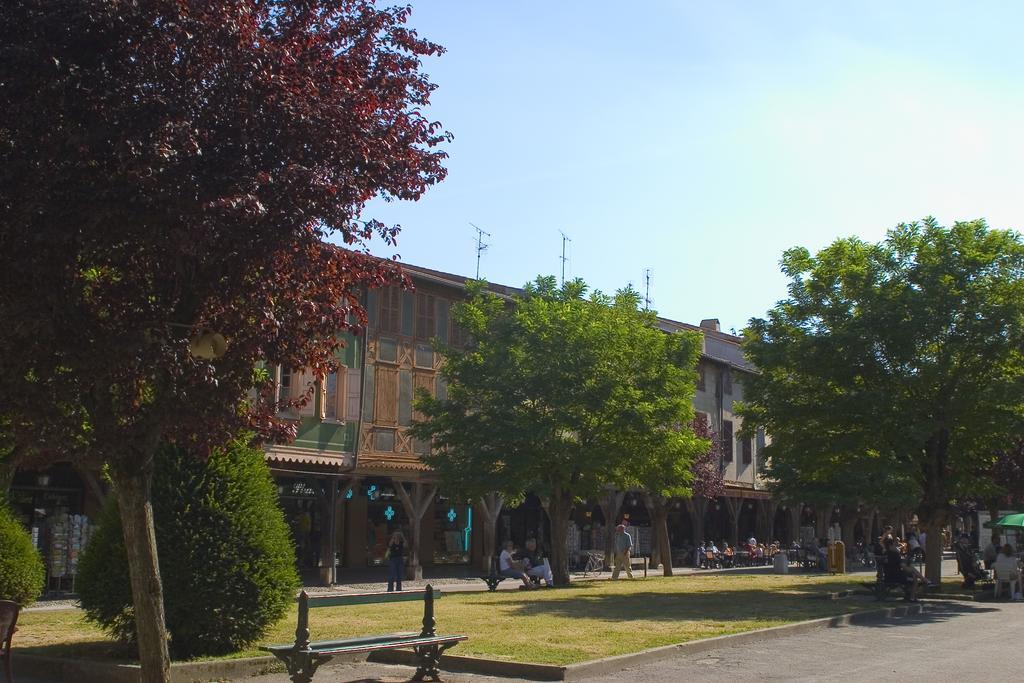 Hotel Le Commerce Мирпоа Екстериор снимка